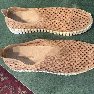 Isle Jacobsen Perferated Tulip Slip On Sneakers